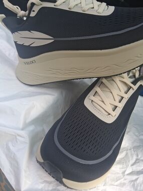 Veloci Women's Black and Cream Lightweight Sneakers